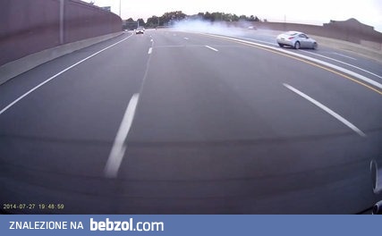 Nissan 350Z wpada w efektowny poślizg i dachuje na autostradzie