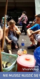 Turystka odważyła się zapalić wietnamski dziki tytoń