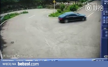 Kierowca czarnego samochodu natychmiast ucieka