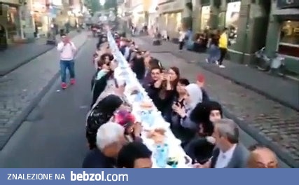 Ulice Kolonii. Muzułmanie świętują Ramadan.