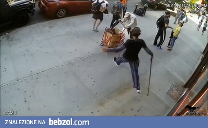 Nastolatek o ciemnej karnacji atakuje 91 letniego staruszka