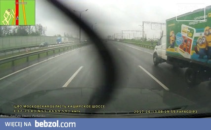 Tata tłumaczy córce czym jest aquaplaning