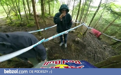 Rachel Atherton nastawia sobie wybity bark