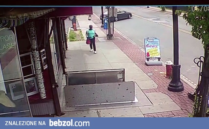 Baba gapiła się w telefon i wpadła w dziurę