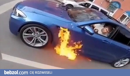 Twoje BMW M5 płonie. Co robisz?