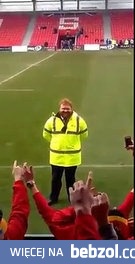 Kibice śpiewają stewardowi który wygląda jak Ed Sheeran