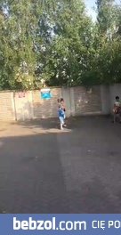 Polskie dzieci w Dublinie śpiewają hymn przed podwórkowym meczem 