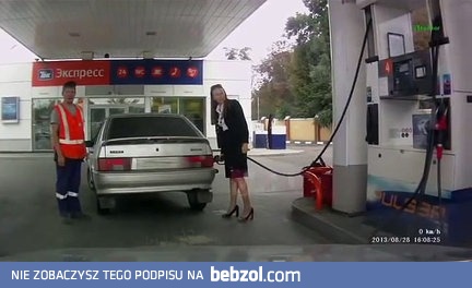 Dziewczyna na stacji benzynowej