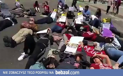 Idioci nielegalnie protestują leżąc na ulicy