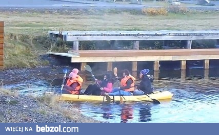 Cztery różowe paski wybierają się na wycieczkę kajakiem