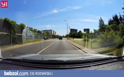 Wyprzedzanie przed pasami na oczach policji