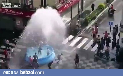 Francja: Imigranci otwierają hydrant by sie schłodzić