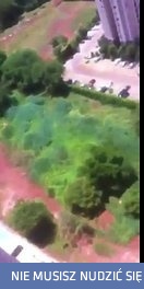 Gość kupuje spadochron przez internet...