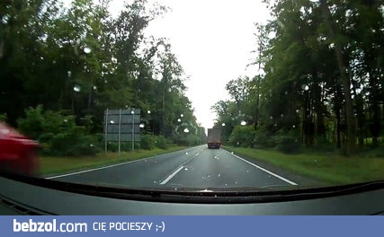 Rowerzysta wyjeżdża z lasu