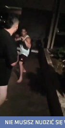 Gruby uspokaja agresywnego mięśniaka potężnym klapsem ze stopy