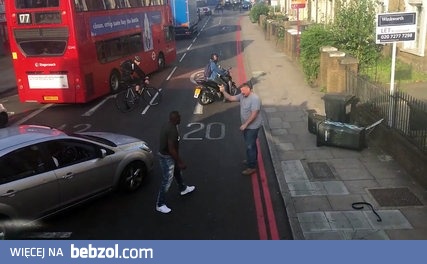 Czarny dostaje bęcki od białego 