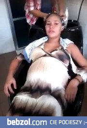 Bliźniaki przewracają się w brzuchu mamy