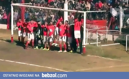 Tłum ludzi na linii bramkowej