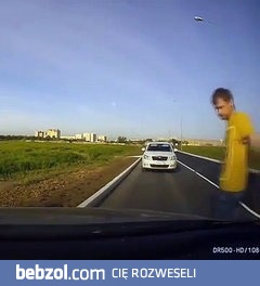 Trzy różowe za kierownicą spotykają się na drodze