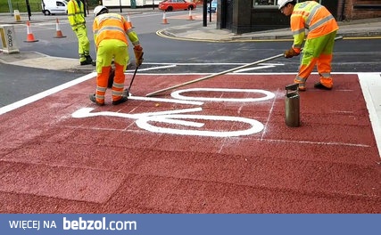 Malowanie roweru na drodze