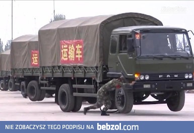 Zawracanie konwoju wojskowego w miejscu