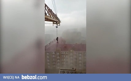 Nieustraszony operator dźwigu filmuje huragan z kabiny