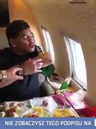 Diego Maradona pije wódkę w samolocie jak prawdziwy zawodowiec