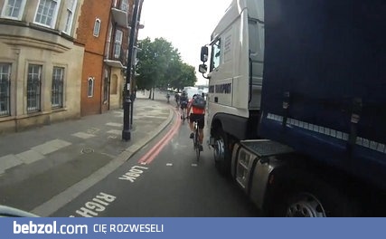 Rowerzysta wpycha się pod tira i ma pretensje do kierowcy...