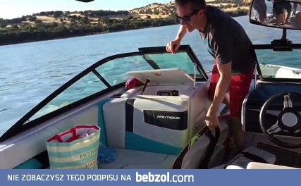 Pływający grzechotnik znajduje sposób jak wejść na łódź