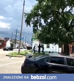 Złodziej roweru ucieka wprost pod półciężarówkę