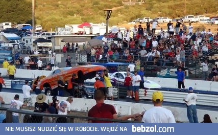 Samochód połyka w całości faceta. Dosłownie.