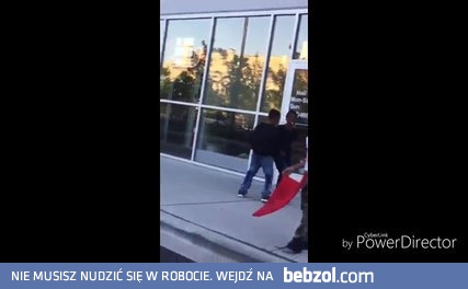 Małe Dindu paradują z ostrą klamką po ulicy w Chicago