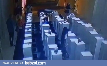 Różowy opiera się o rzeźbę i tworzy najdroższe domino