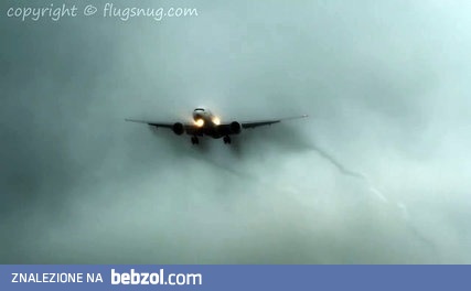 Lądowanie w deszczowych chmurach