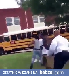 Nauczyciel rozdziela bijących się uczniów