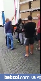 Brudasy dostają wpier*ol na parkingu w Calais