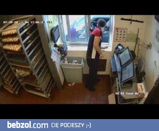 Kobieta próbowała okraść mcdonald strasząc nożem przy oknie