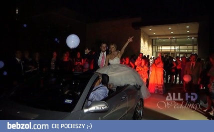 Para młoda efektownie opuszczania wesela