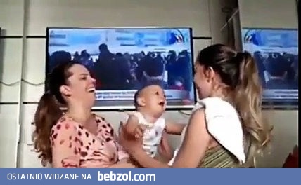 Siostry bliźniaczki i zakłopotane dziecko. Mame, która Ty? 