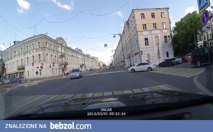 Różowy potrąca rowerzystę na pasach