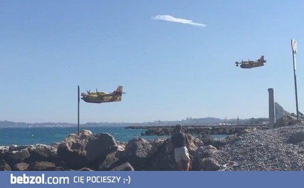 Łodzie latające CL-415 nabierają wodę do walki z pożarami 