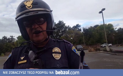 Policjant zachowujący stoicki spokój