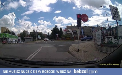 Stoisz sobie spokojnie na skrzyżowaniu, aż tu nagle...