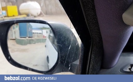 A tak się prezentuje uchylona szyba w pojeździe opancerzonym