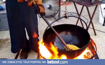 Prażenie kukurydzy na popcorn przez amisza na ognisku