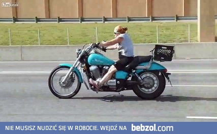 Naćpany różowy na harleyu