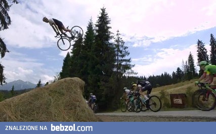 Szymon Godziek robi backflipa nad peletonem Tour de Pologne