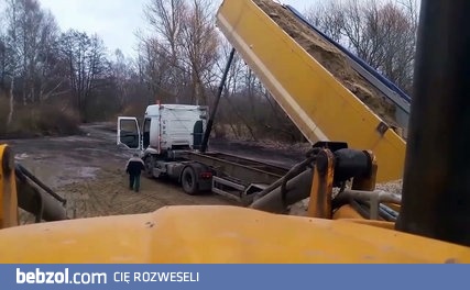 Wywrotka wywrotki i raczej pechowy kierowca