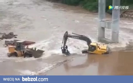 Kierowca koparki ratuje pracownika z powodzi przy budowie mostu!