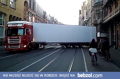 Holenderski kierowca tira wjeżdżający w ciasne przejście